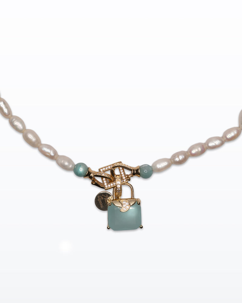 Pearl Pop – Collana con perle, chiusura e mini bag turchese